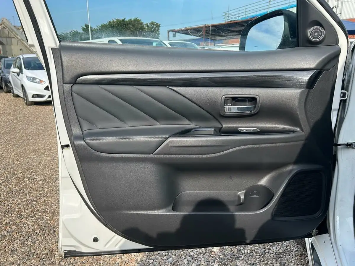 2016-mitsubishi-outlander-20-gx4h-phev-big-69