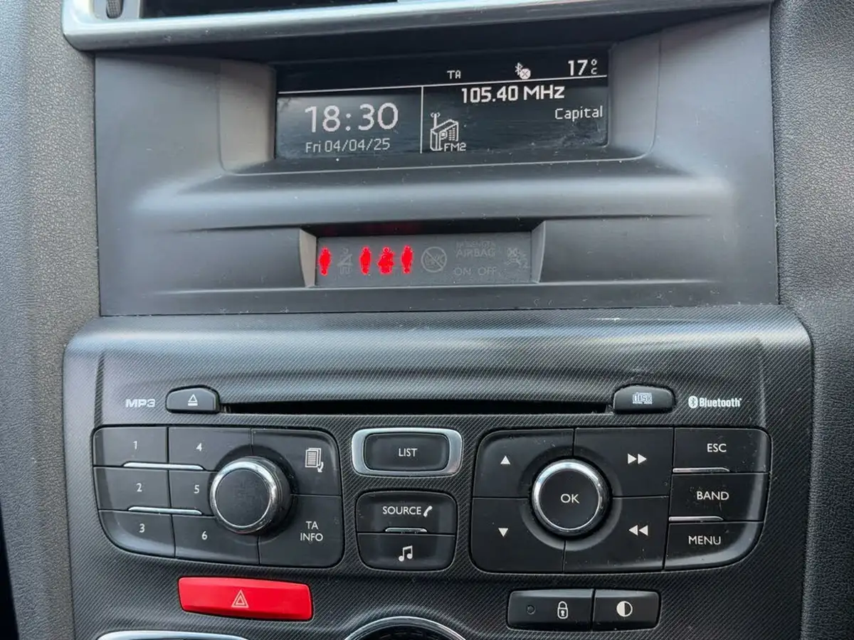 2012-citroen-ds4-20hdi-dsport-big-20