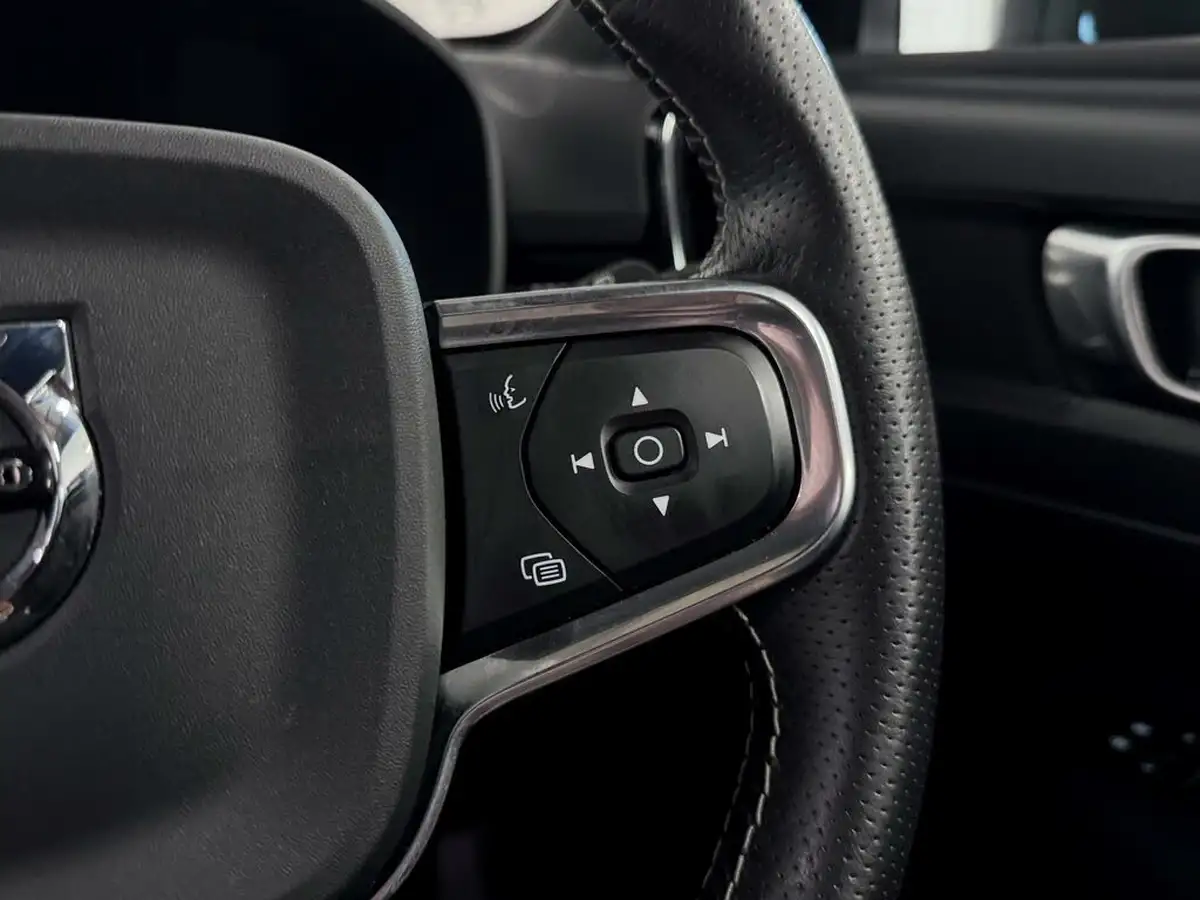 2021-volvo-xc40-e-p8-r-design-big-36