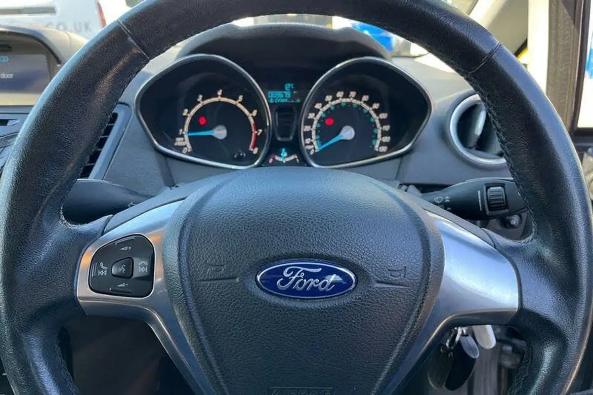 2016-ford-fiesta-10t-zetec-100ps-ecoboost-ss-5d-big-11