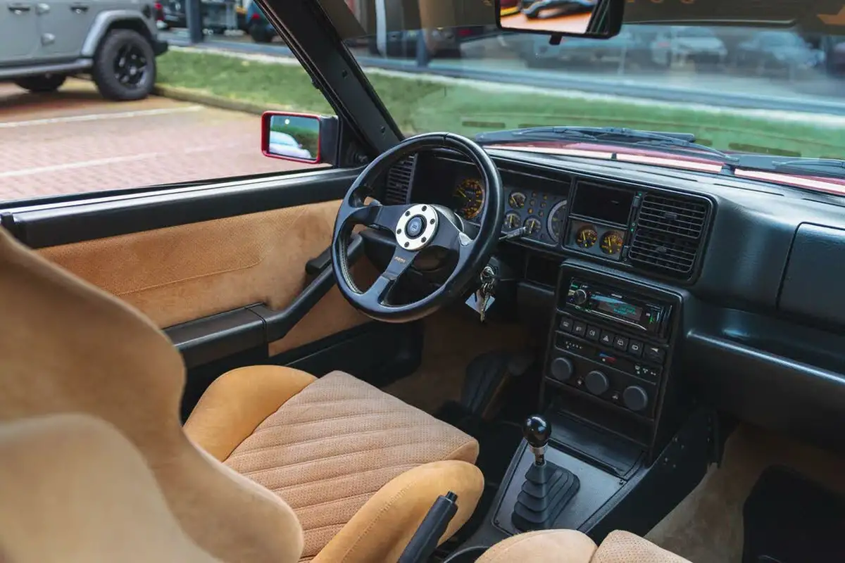 1993-lancia-delta-20-hf-integrale-big-3