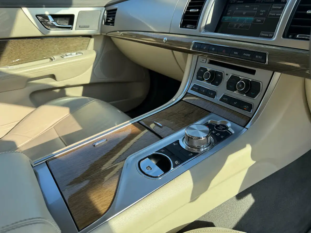 2014-jaguar-xf-30td-premium-luxury-saloon-4d-big-45