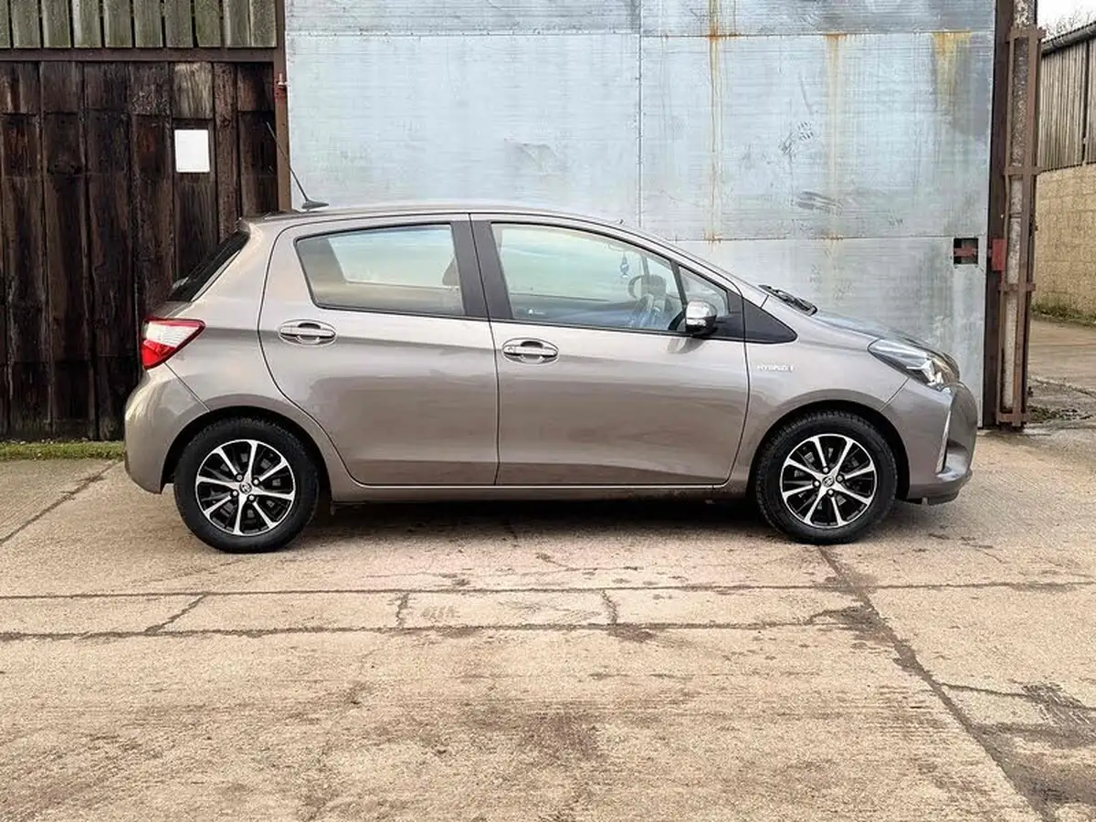 2019-toyota-yaris-15-vvt-i-icon-tech-98bhp-hybrid-1497cc-e-cvt-big-3