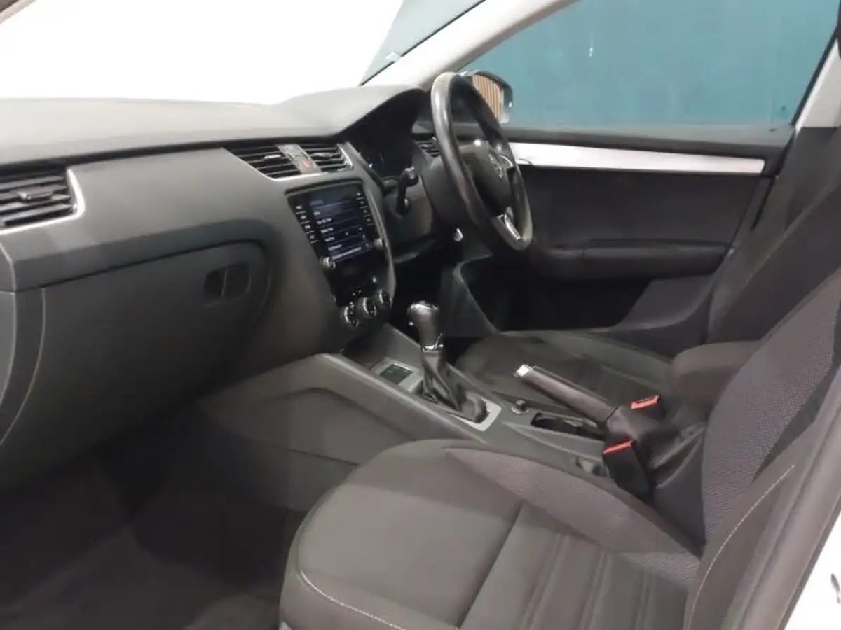 2020-skoda-octavia-15-tsi-se-drive-hatchback-dsg-big-4