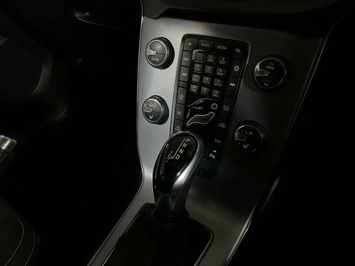 2018-volvo-v40-15-t2-momentum-nav-plus-big-23