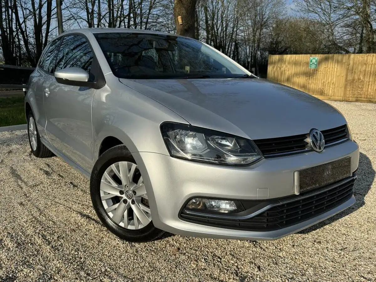 2014-volkswagen-polo-10-se-60ps-3d-big-0