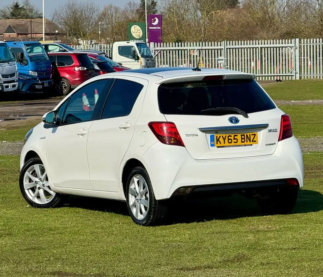 2015-toyota-yaris-15-vvt-i-excel-hybrid-15in-big-13