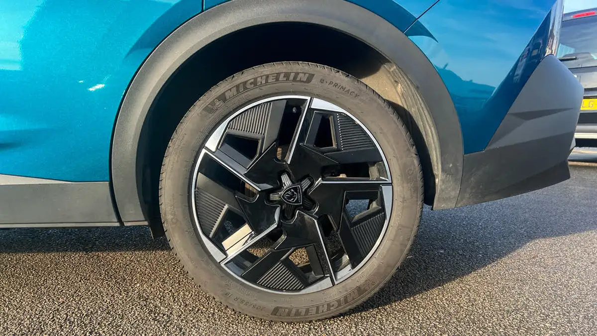 2023-peugeot-408-12-puretech-gt-130ps-ss-eat8-big-14