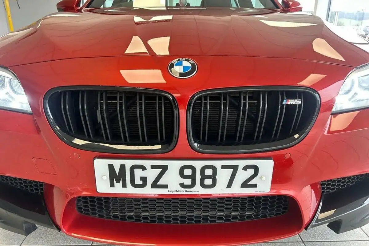 2016-bmw-5-series-44-m5-big-15