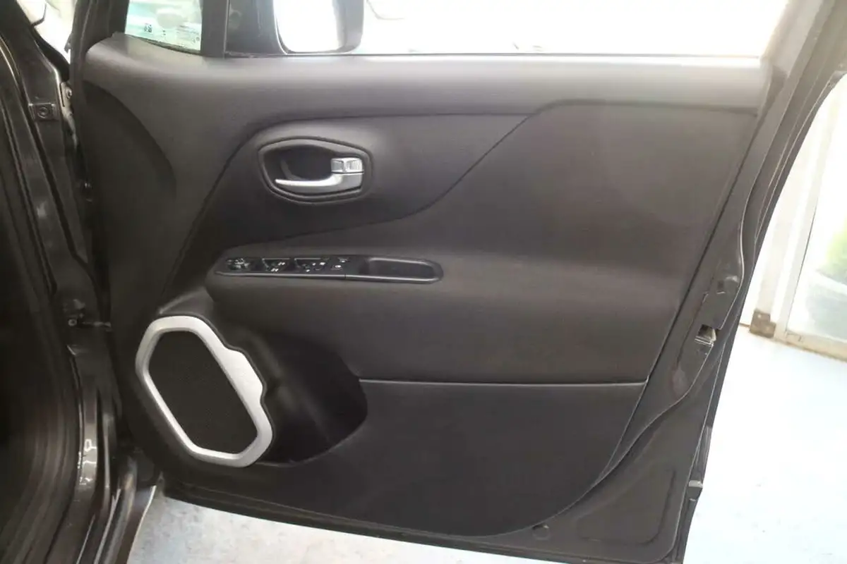 2016-jeep-renegade-14-multiair-ii-longitude-big-24