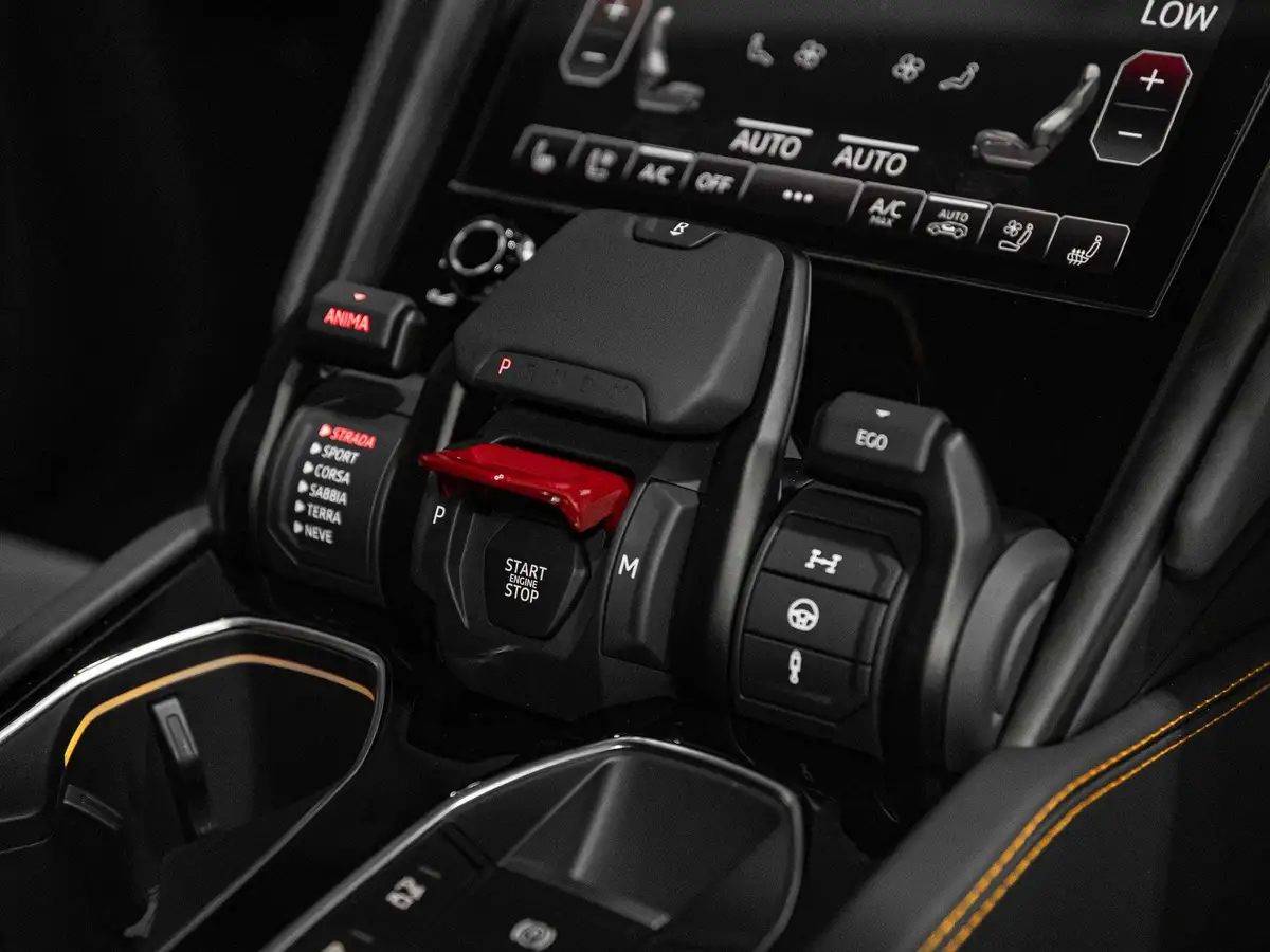 2023-lamborghini-urus-40-no-trim-big-9