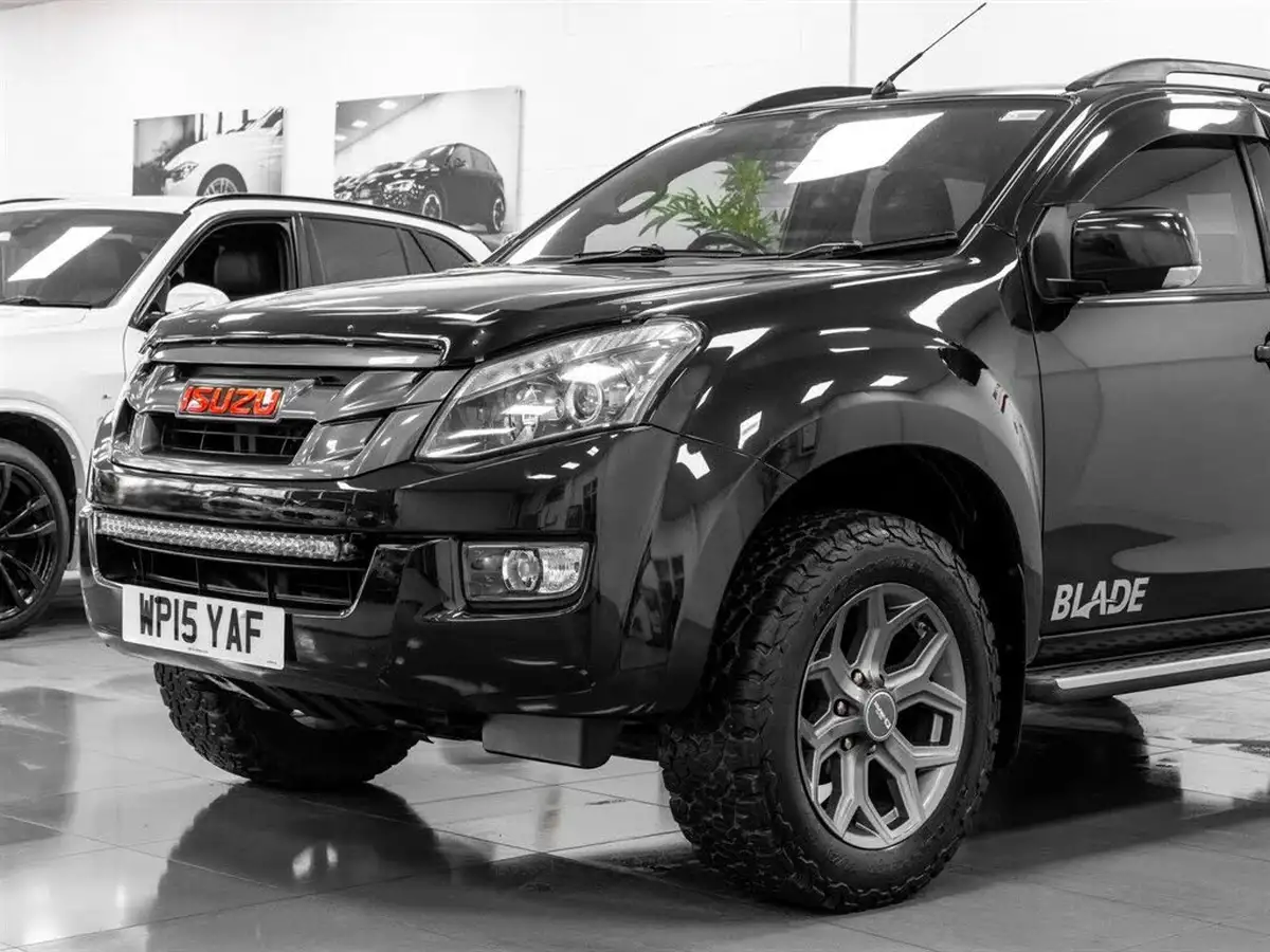 2015-isuzu-d-max-25td-venetian-red-blade-big-25