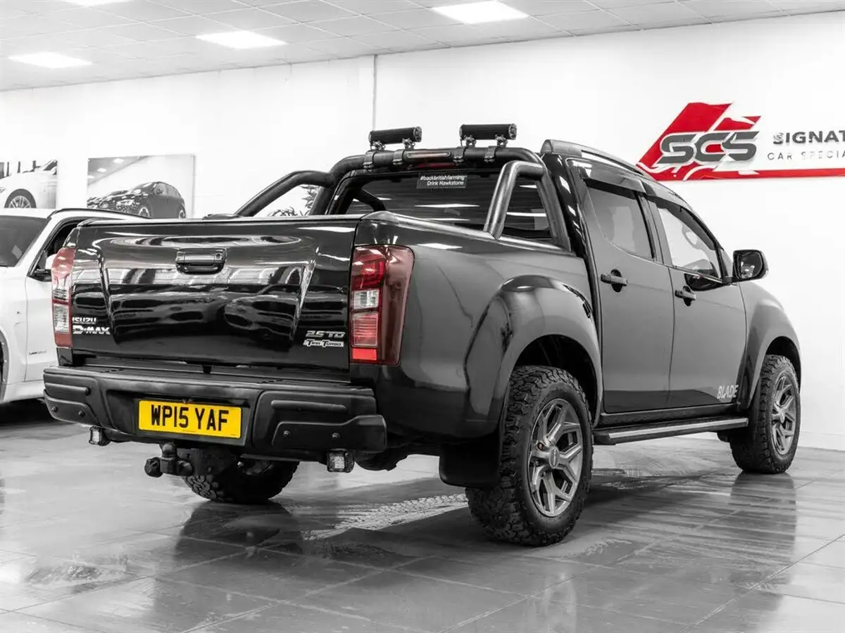 2015-isuzu-d-max-25td-venetian-red-blade-big-3