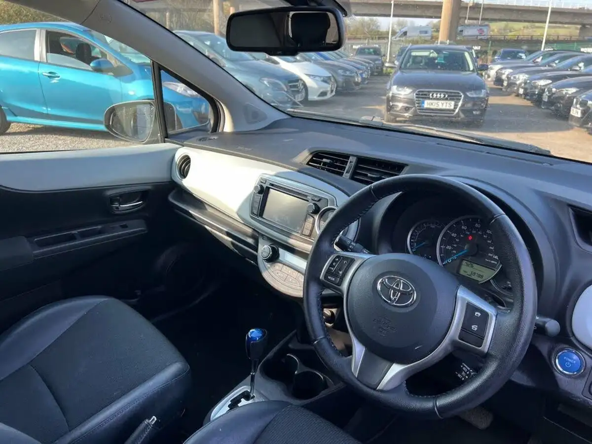 2012-toyota-yaris-15-vvt-i-t-spirit-big-4
