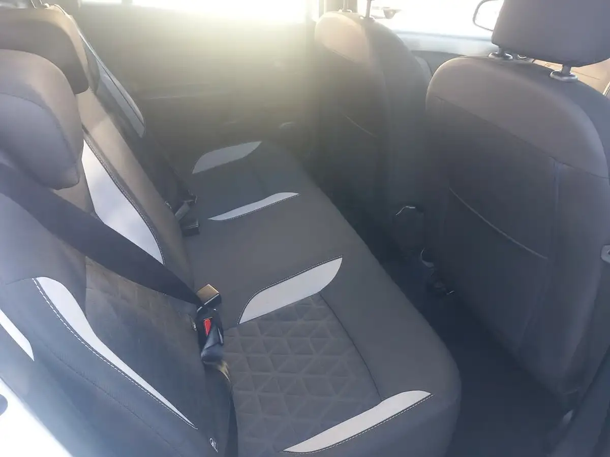 2015-dacia-sandero-stepway-09-laureate-big-12