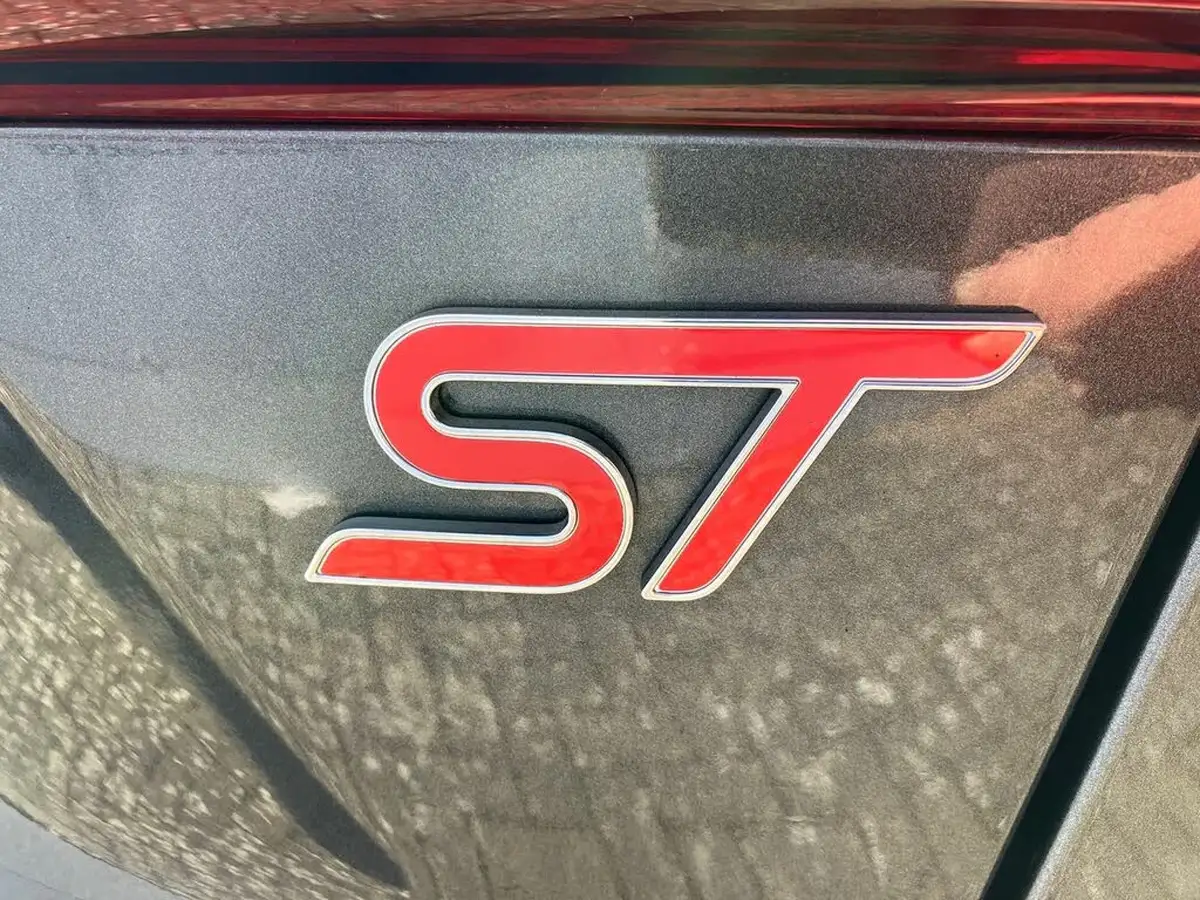 2023-ford-focus-23t-st-hatchback-big-21