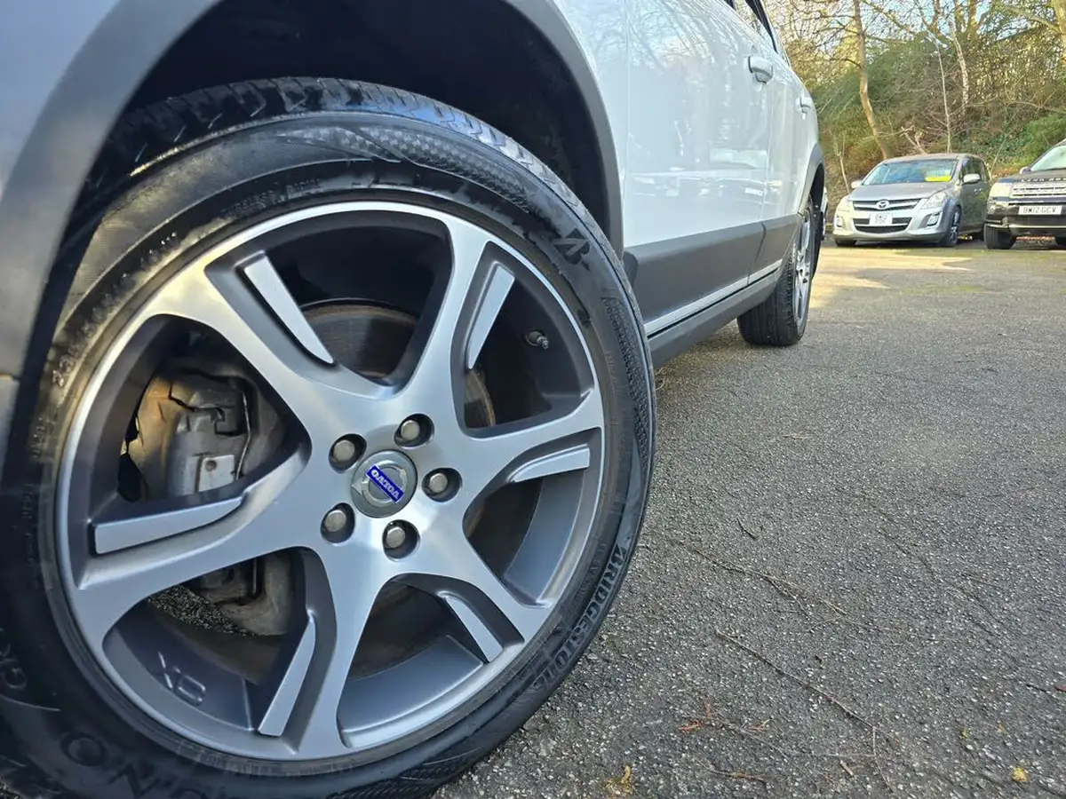2014-volvo-xc70-30-t6-se-lux-304bhp-awd-big-51