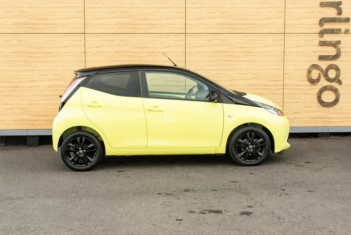 2017-toyota-aygo-10-vvt-i-x-cite-2-cyan-5d-x-shift-big-11