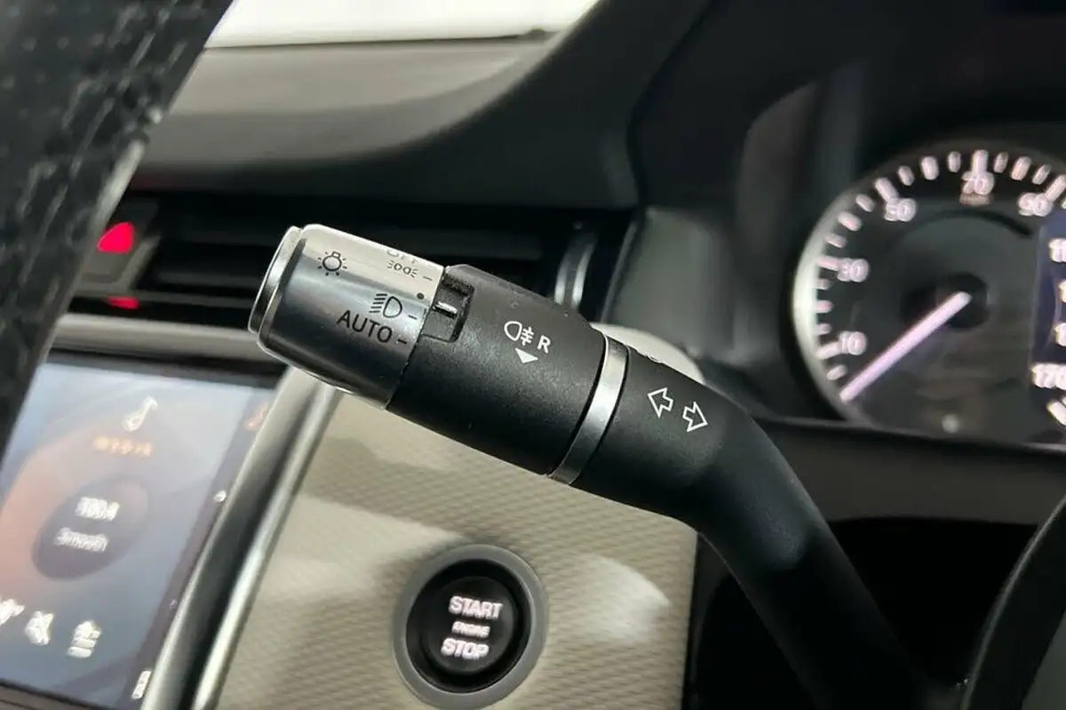2021-land-rover-discovery-sport-15-p300e-r-dynamic-s-big-23