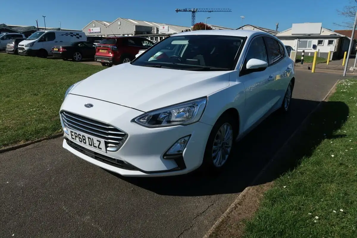 2019-ford-focus-10t-titanium-ss-hatchback-big-4