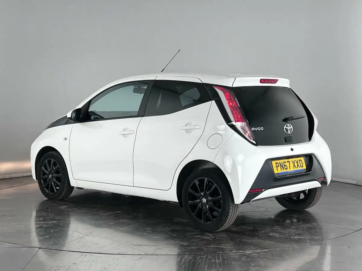 2017-toyota-aygo-10-vvt-i-x-style-71bhp-x-shift-big-2