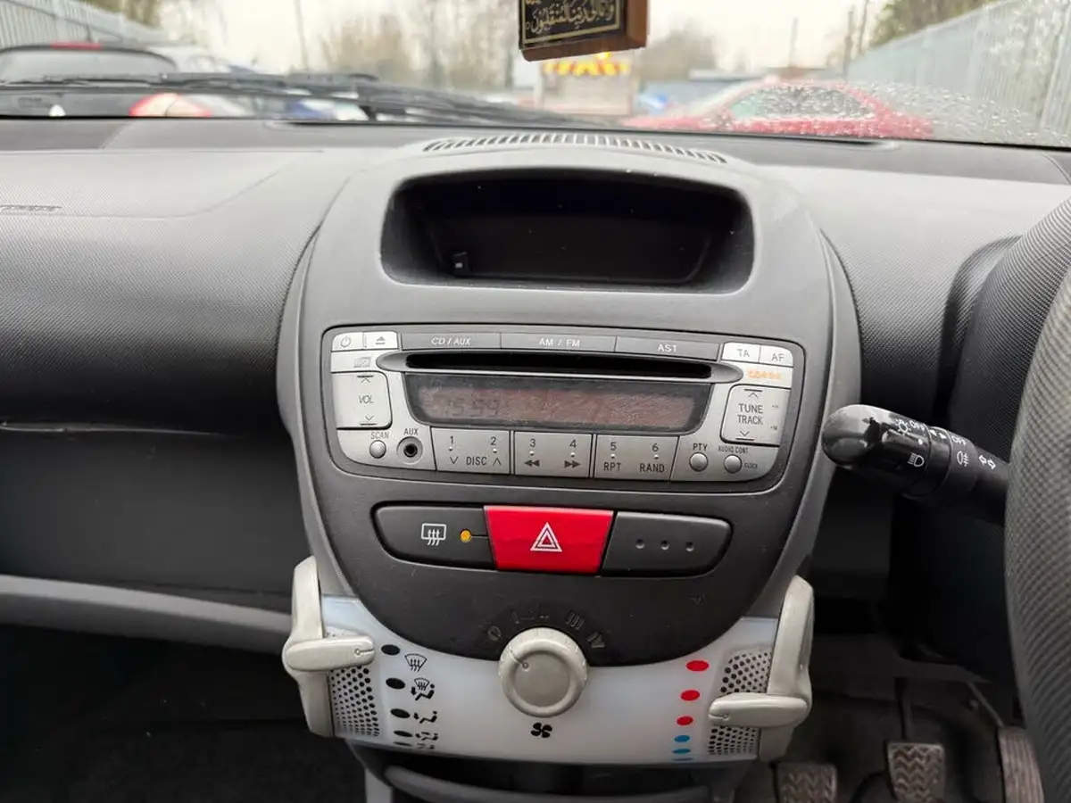2011-peugeot-107-10-urban-lite-big-14