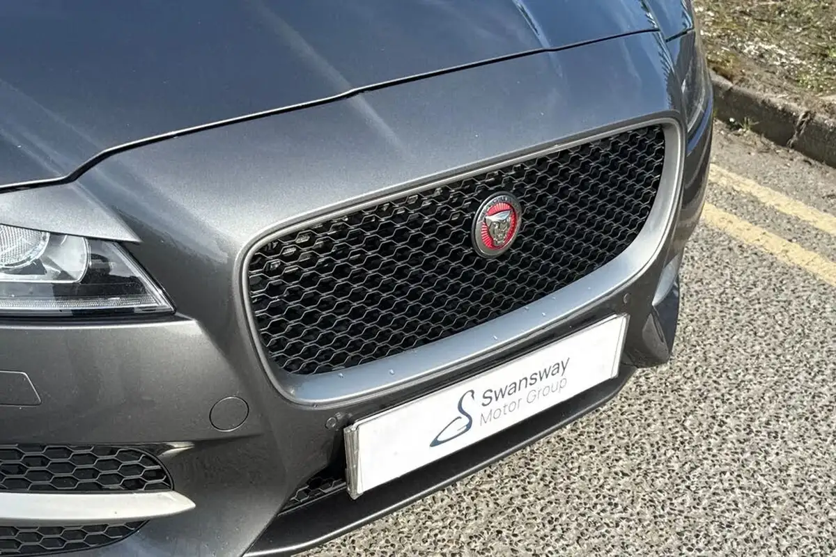 2018-jaguar-xf-20td-r-sport-180ps-saloon-4d-1999cc-auto-big-39