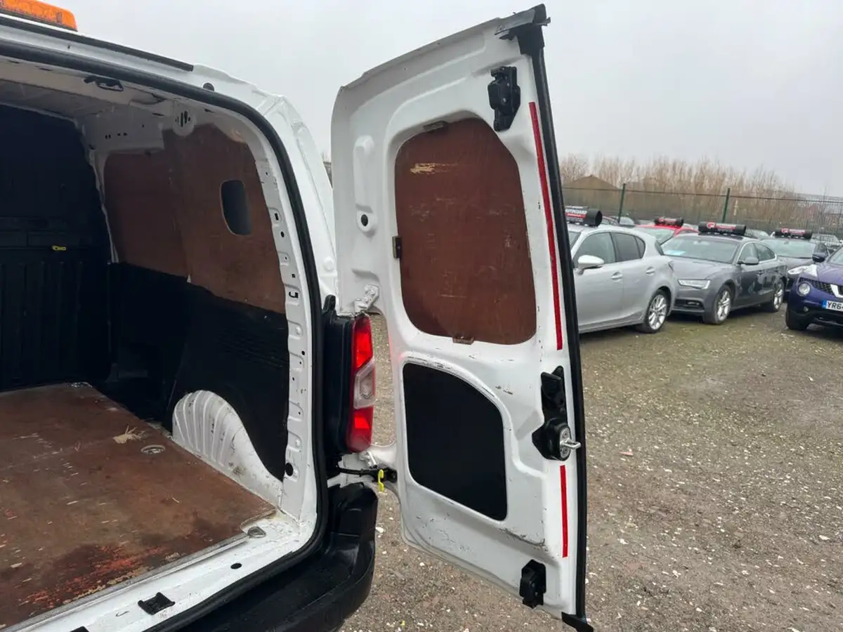 2020-peugeot-partner-15-bluehdi-1000-professional-100ps-eu6dt-panel-big-32