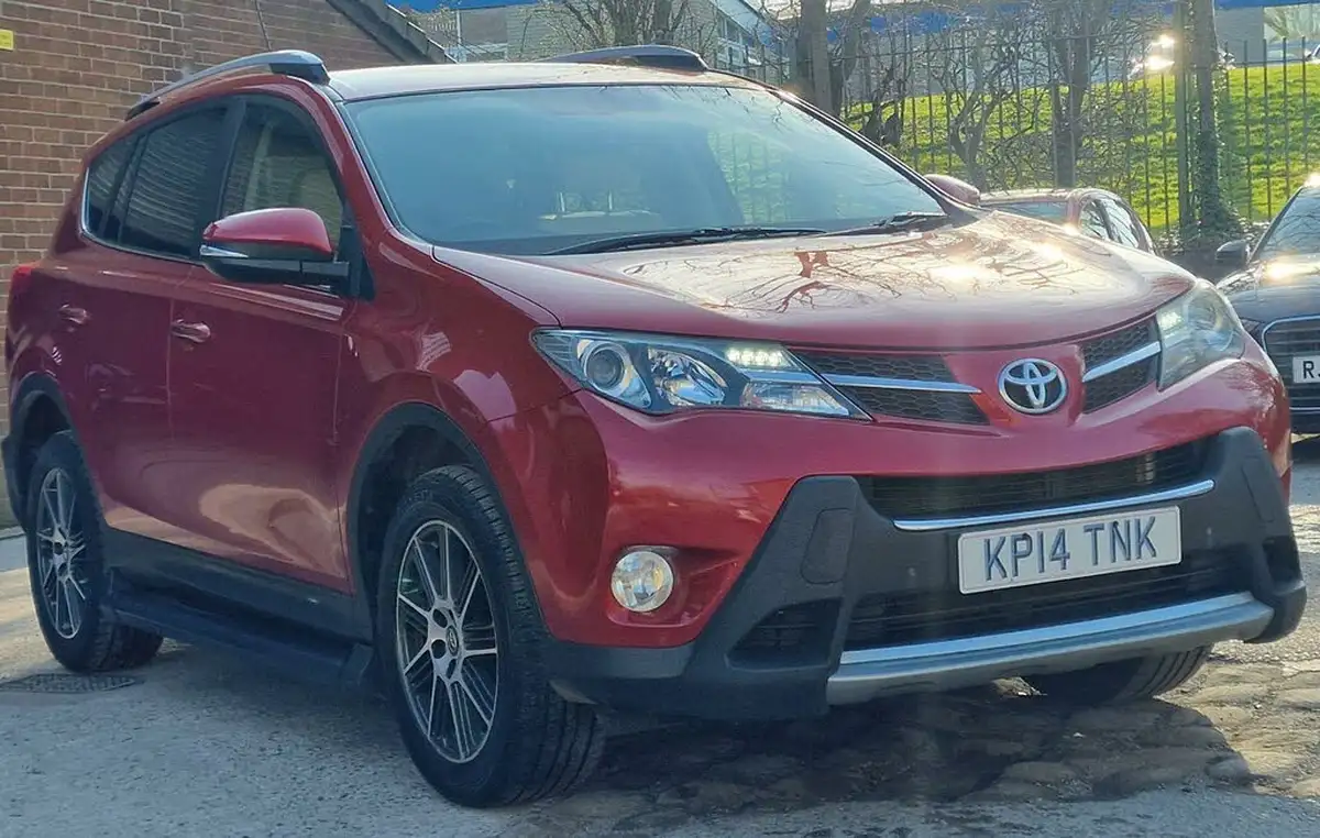2014-toyota-rav4-20td-invincible-awd-big-0