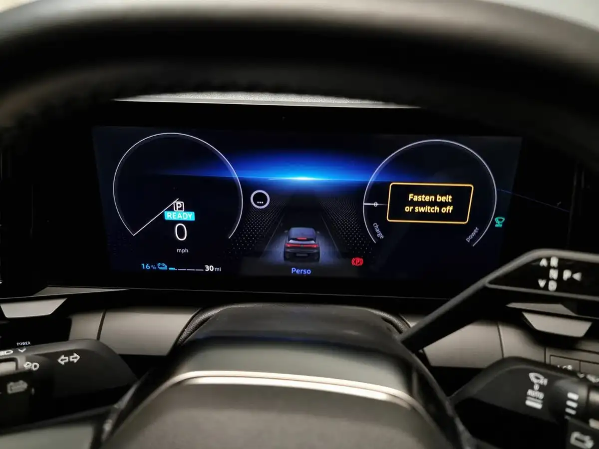 2022-renault-megane-e-tech-e-techno-big-32