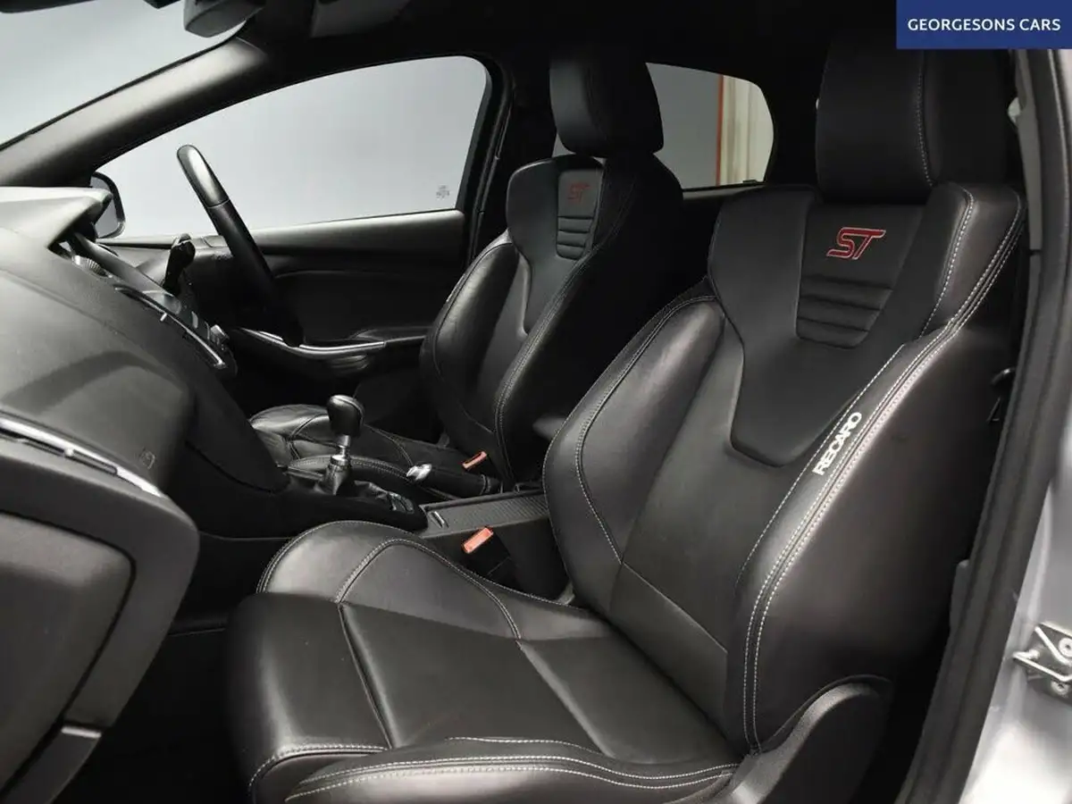 2017-ford-focus-20t-st3-hatchback-big-13