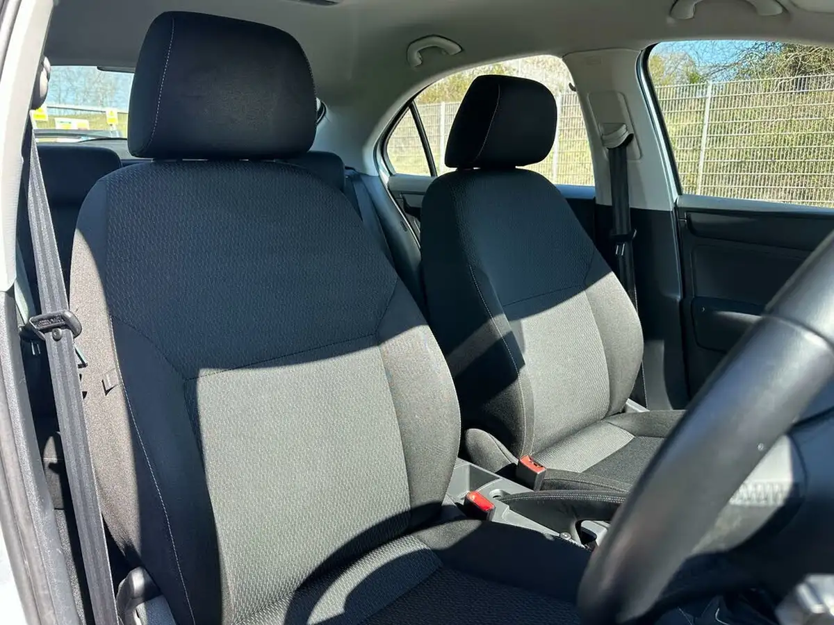 2013-skoda-rapid-12-se-105ps-greentech-big-13