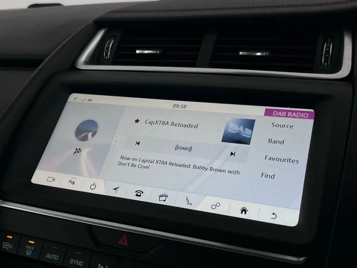 2020-jaguar-e-pace-20-i4-chequered-flag-200ps-big-23