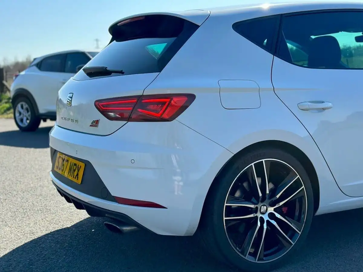 2017-seat-leon-20-tsi-cupra-300-hatchback-5d-big-18