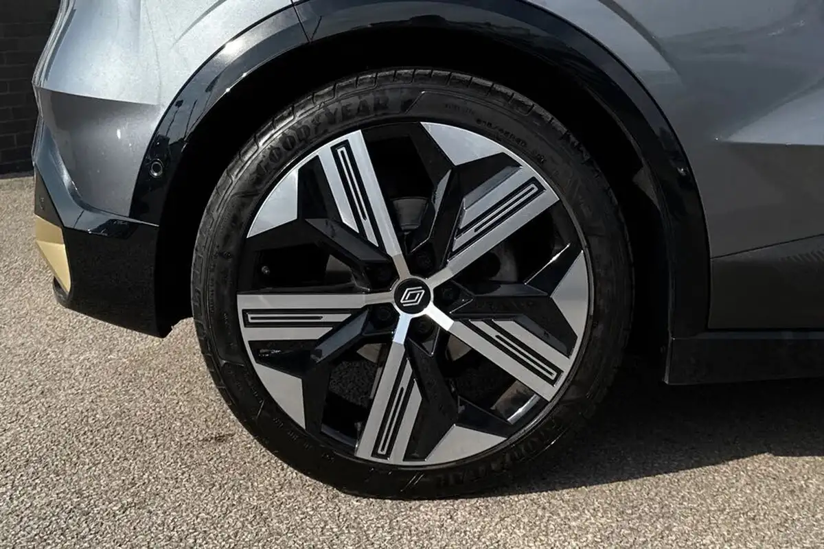 2023-renault-megane-e-tech-e-iconic-big-10