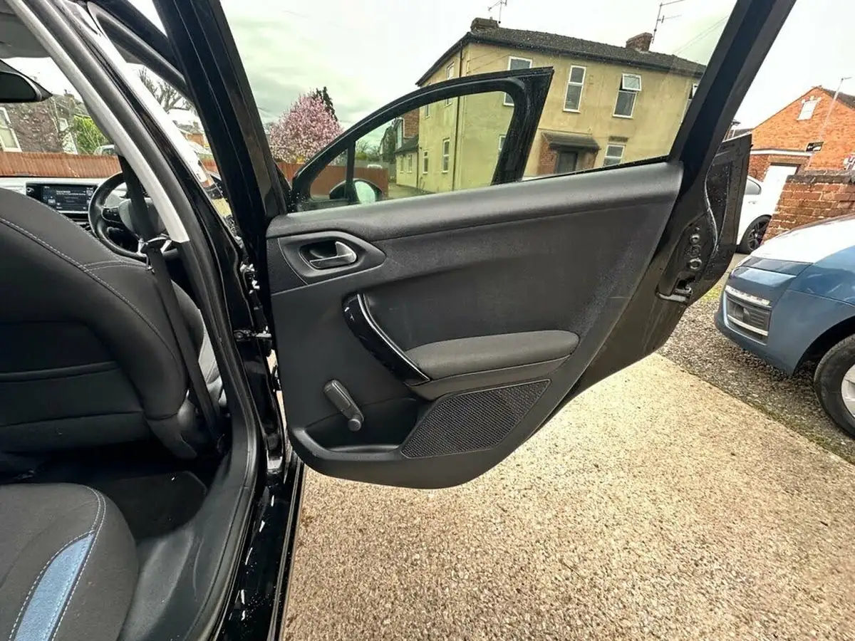 2014-peugeot-208-16td-allure-5d-big-18