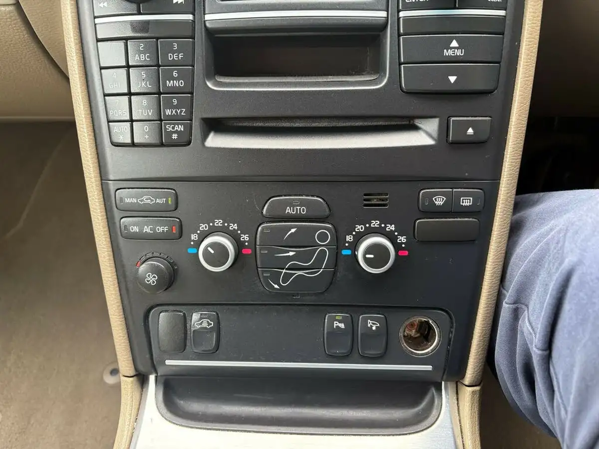 2012-volvo-xc90-24td-d5-se-200bhp-big-16