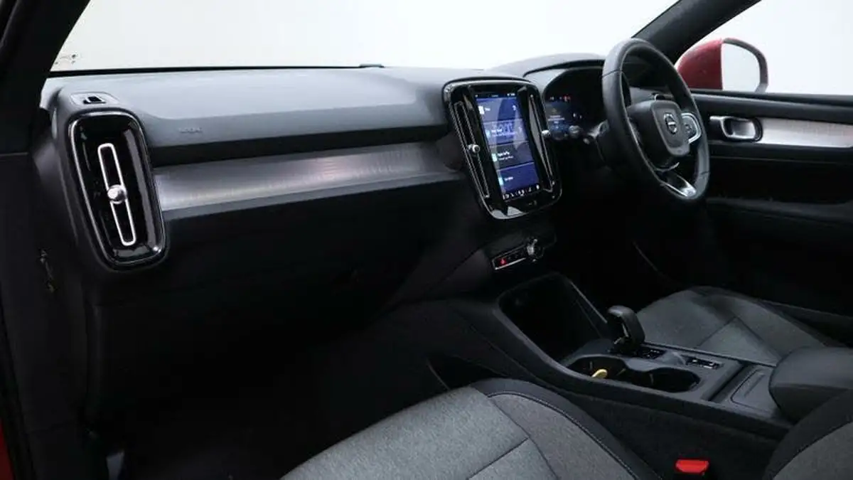2024-volvo-xc40-20-b3-core-big-5