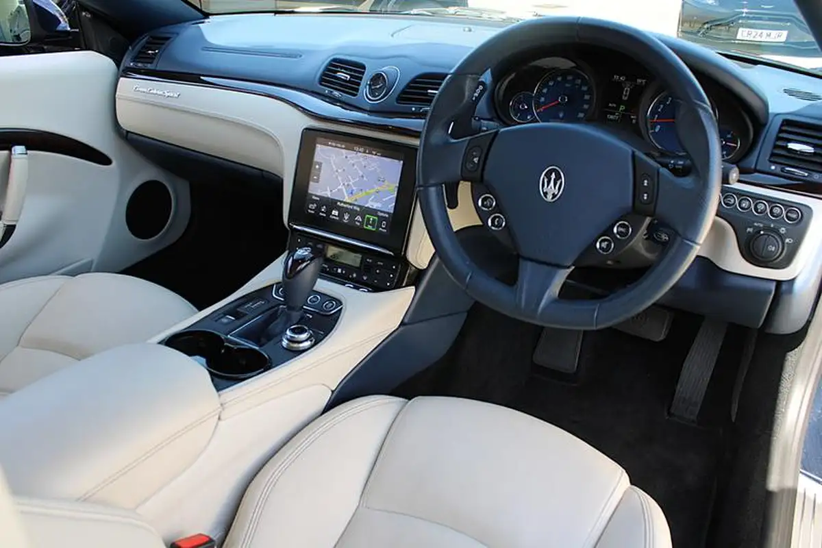 2019-maserati-grancabrio-47-sport-big-16