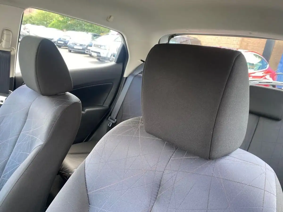 2012-mazda-mazda2-15-ts2-big-18