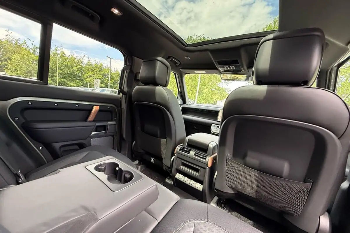 2024-land-rover-110-defender-30-d300-x-dynamic-hse-big-47