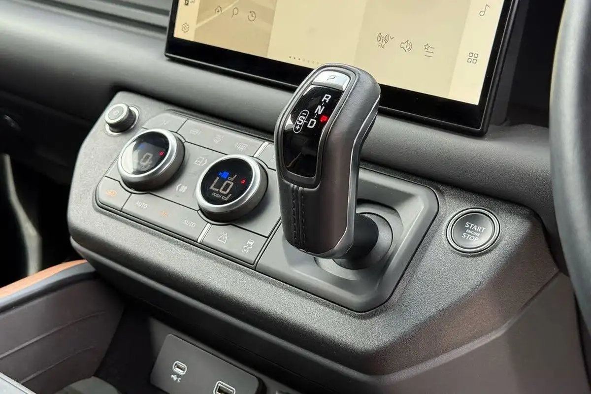 2024-land-rover-110-defender-30-d300-x-dynamic-hse-big-19