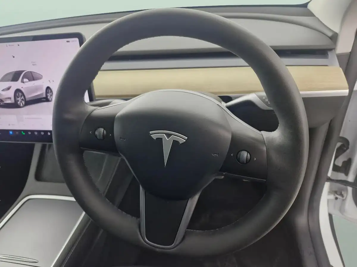 2023-tesla-model-y-e-long-range-big-11