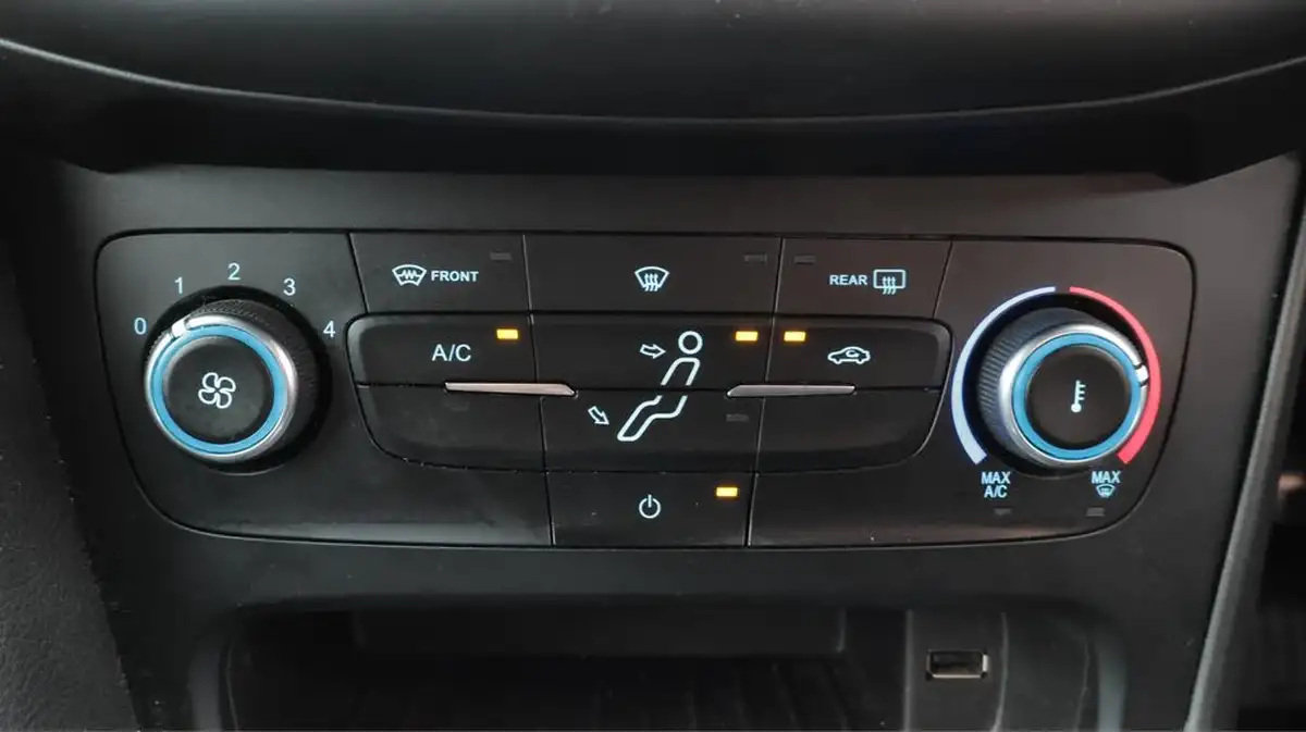 2018-ford-focus-10t-st-line-140ps-hatchback-big-12