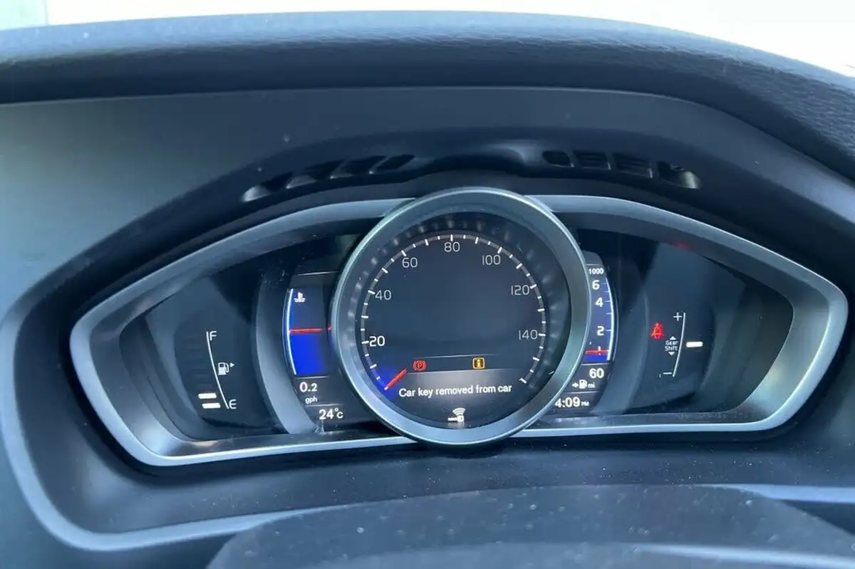 2019-volvo-v40-20-t3-r-design-edition-big-14