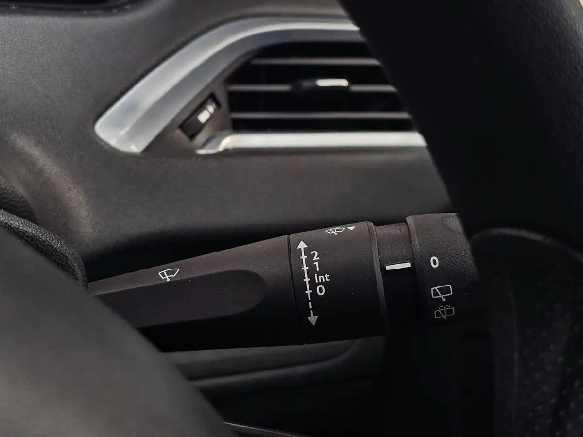 2015-peugeot-208-10-access-5d-big-48