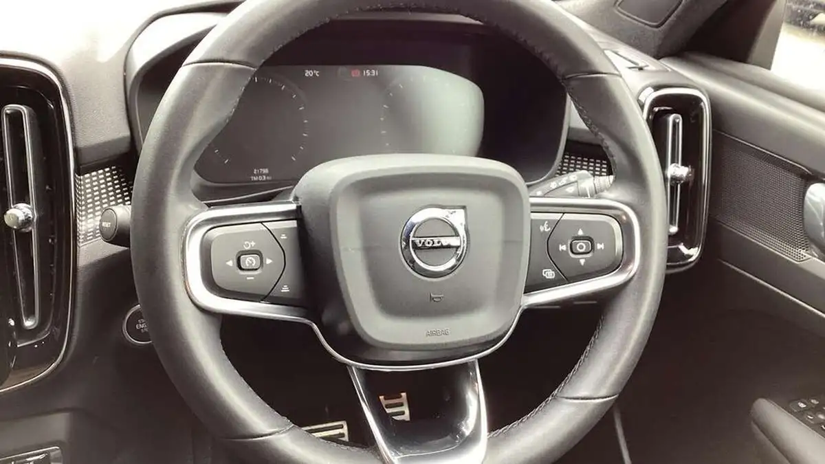 2022-volvo-xc40-15-t3-r-design-auto-big-9
