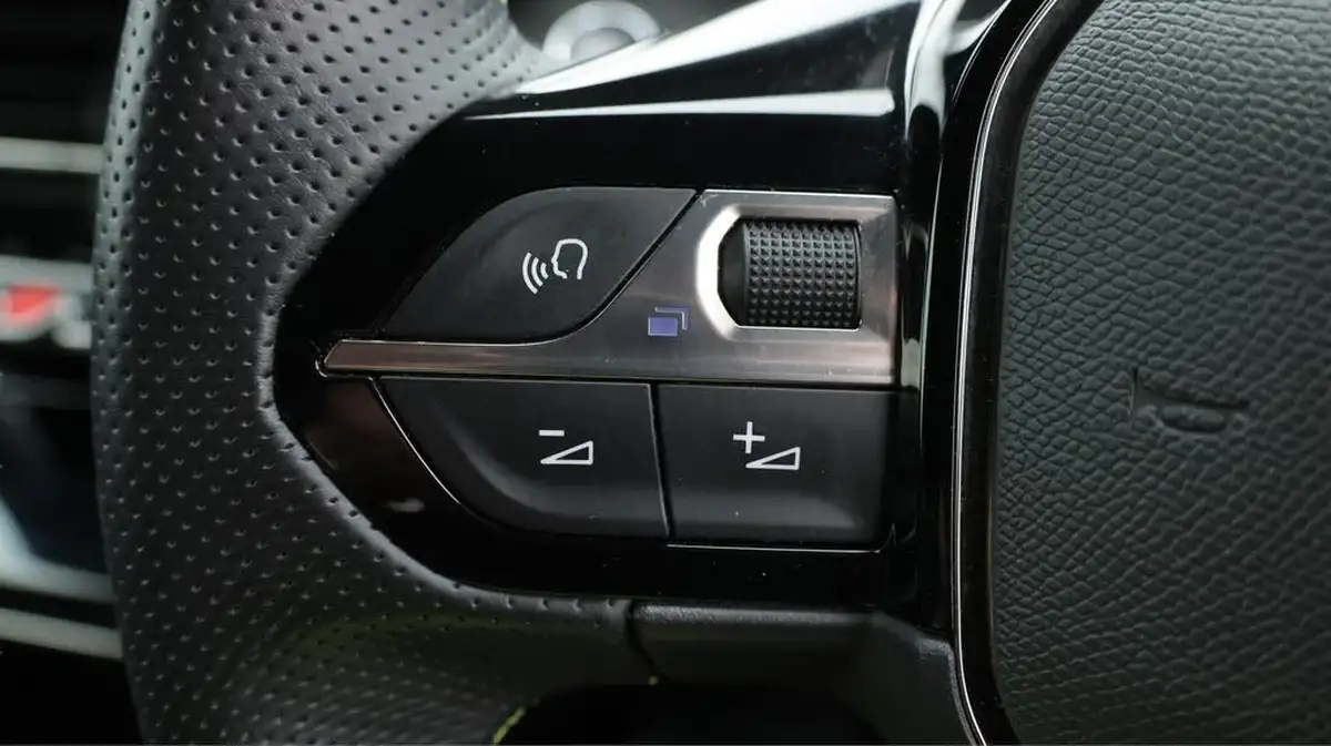 2023-peugeot-2008-suv-e-gt-136bhp-50kwh-station-wagon-big-25