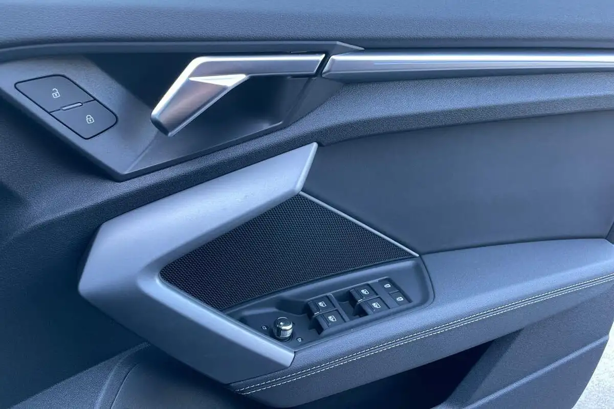 2025-audi-a3-15-40-tfsi-e-black-edition-big-43