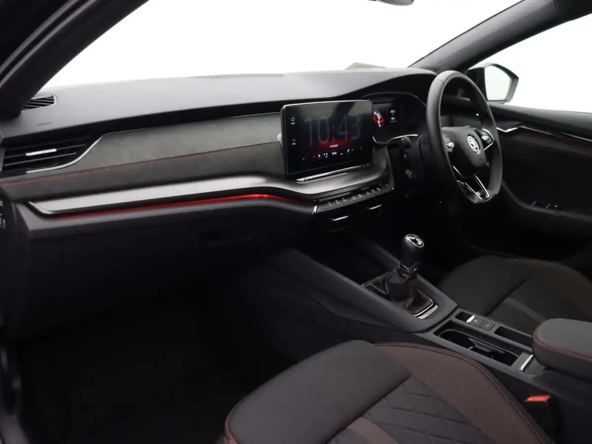 2023-skoda-octavia-20-tsi-vrs-estate-big-10